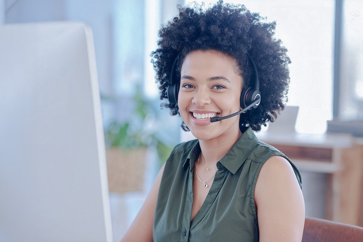 Consultor da Precafast em atendimento humanizado com cliente.
