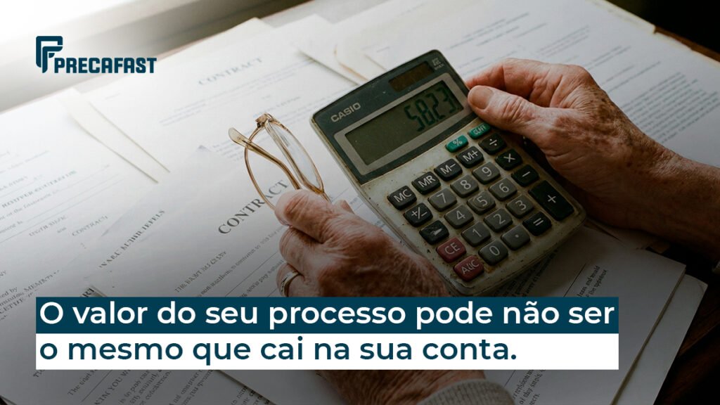 Mãos de um aposentado fazendo o cálculo do precatório com uma calculadora sobre documentos contratuais. Texto de alerta sobre a diferença entre o valor do processo e o valor líquido que cai na conta bancária.